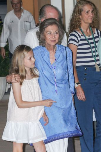 La princesse Leonor d'Espagne avec sa grand-mère l'ancienne reine Sofia et sa tante la princesse Elena à Palma de Majorque, le 31 juillet 2016