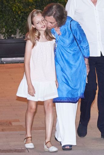La princesse Leonor d'Espagne avec sa grand-mère l'ancienne reine Sofia à Palma de Majorque, le 31 juillet 2016