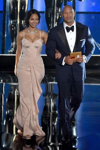 Dwayne Johnson avec Zoé Saldana à la cérémonie des Oscars 2015.