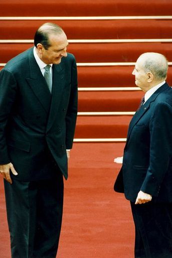 La passation de pouvoir entre François Mitterrand et le président élu Jacques Chirac à l'Elysée, mai 1995