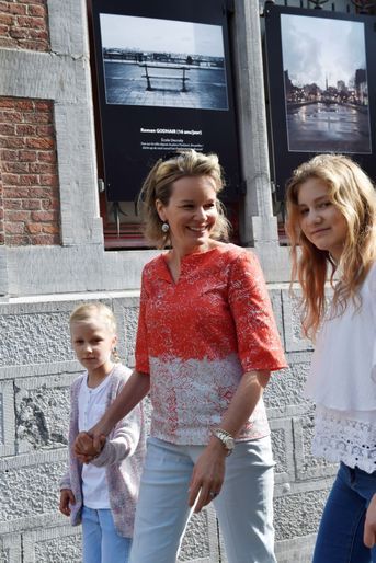 La princesse Elisabeth de Belgique avec sa soeur Eleonore et leur mère la reine Mathilde, en promenade à Bruxelles le 18 septembre 2016.