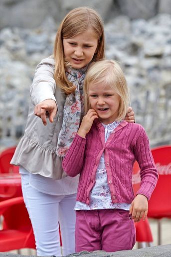 La princesse Elisabeth de Belgique avec sa soeur Eleonore, le 12 juillet 2014