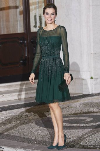 La plus glamour - Ambassadrice de charme de son pays aux côtés de son royal époux, la reine Letizia d’Espagne rayonnait ce mardi 29 novembre à Porto puis à Lisbonne<br />
.