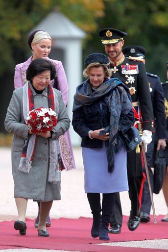 La princesse Mette-Marit, la reine Sonja et le prince Haakon de Norvège avec Mary Chee Bee Kiang à Oslo, le 10 octobre 2016