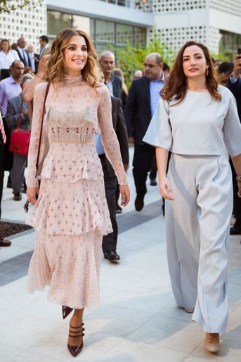 Alors qu’elle fêtait le lendemain ses 46 ans, la reine Rania de Jordanie a enchaîné deux rendez-vous ce mardi 30 août<br />
. L’occasion de s’afficher dans deux looks fort élégants.