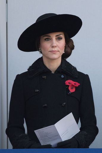 La duchesse de Cambridge, née Kate Middleton, a assisté ce dimanche à Londres, avec la reine Elizabeth II et la famille royale britannique, à la cérémonie du souvenir du 13 novembre<br />
 en hommage aux soldats morts à la guerre. 