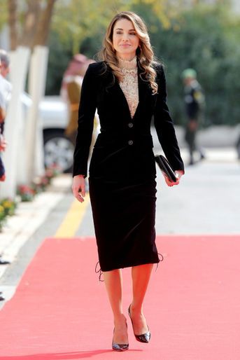 Robe blanche pour recevoir le couple présidentiel polonais ce dimanche 6, tailleur noir lacé pour la rentrée du Parlement ce lundi 7, la reine Rania de Jordanie était, comme de coutume, fort stylée en ce début novembre<br />
.