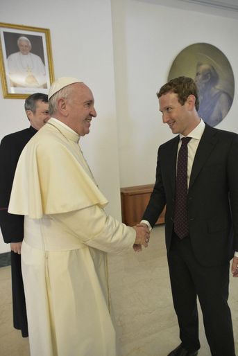 Le fondateur de Facebook Mark Zuckerberg a été reçu lundi par le pape François, avec sa femme Priscilla Chan.