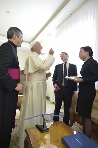 Le fondateur de Facebook Mark Zuckerberg a été reçu lundi par le pape François, avec sa femme Priscilla Chan.