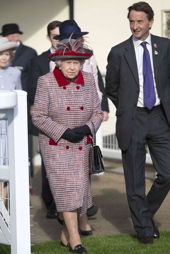 La reine Elizabeth II dans un look gris et rouge à Ascot, le 15 octobre 2016
