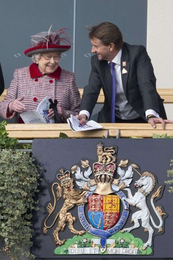 La reine Elizabeth II tout sourire à sa tribune royale à Ascot, le 15 octobre 2016