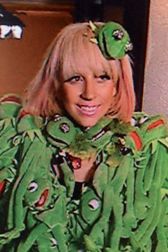 Lady Gaga en manteau grenouilles.
