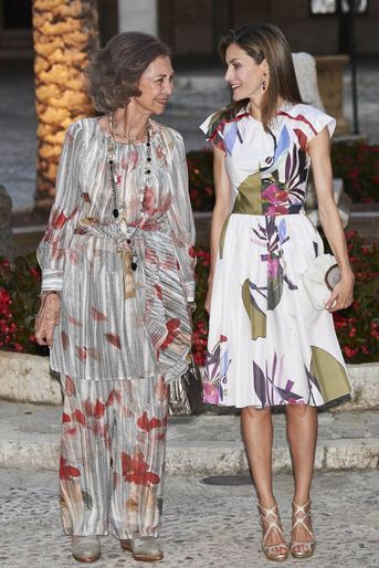 Actuellement en vacances à Palma de Majorque, la reine Letizia et le roi Felipe VI d’Espagne y ont tenu, avec l’ex-reine Sofia, leur réception annuelle<br />
, ce dimanche 7 août.