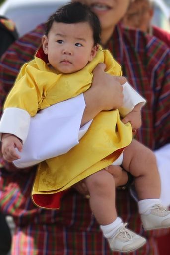 Le trop craquant Royal Baby du Bhoutan poursuit sa balade à travers le royaume de son père. Ces mardi 9 et mercredi 10 août, il était sur les terres de sa maman la reine Jetsun Pema.<br />

