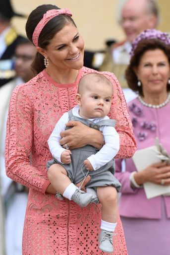 La princesse Victoria de Suède avec son fils le prince Oscar à Stockholm, le 9 septembre 2016