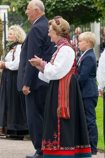La reine Sonja et le roi Harald V de Norvège avec le prince Sverre Magnus à Oslo, le 1er septembre 2016