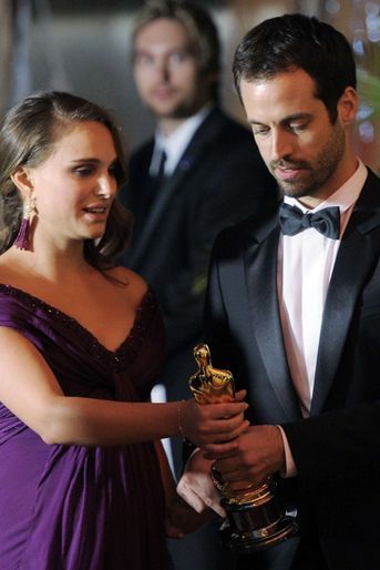 Natalie Portman vient de remporter son Oscar de la Meilleure actrice. Benjamin Millepied tout près d&#039;elle, en février 2011.