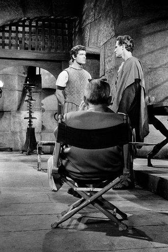 Stephen Boyd et Charlton Heston sous le regard de William Wyler. 