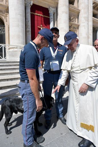 Leo le labrador noir, qui appartient à une brigade canine de la police, a été reçu par le pape François samedi.