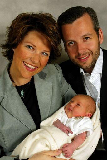La princesse Märtha Louise de Norvège avec son mari Ari Behn et leur premier bébé Maud Angelica, le 2 mai 2003