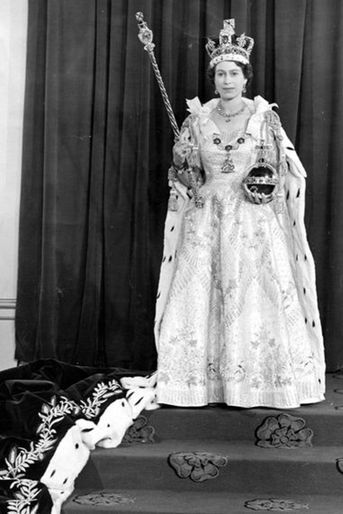 Après avoir reçu ses attributs de reine, le 2 juin 1953