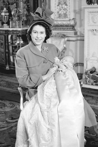 Charles dans les bras de sa mère Elizabeth, avec la même robe qu&#039;elle portait à son baptême, le 15 décembre 1948