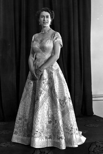 Dans sa robe de couronnement, le 2 juin 1953