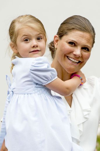 L&#039;héritière du trône de Suède Victoria heureuse avec sa fille, la princesse Estelle, à l&#039;occasion de ses 39 ans