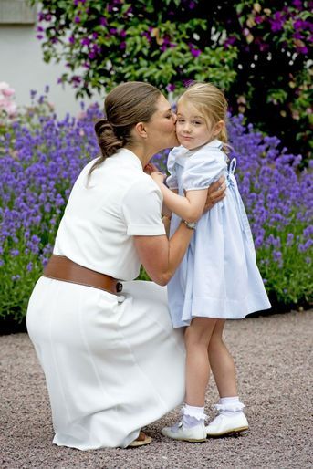 L&#039;héritière du trône de Suède Victoria porte la princesse Estelle, à l&#039;occasion de ses 39 ans