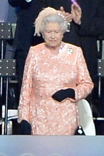LA reine en rose pêche pour l&#039;ouverture des Jeux Olympiques de Londres, en 2012