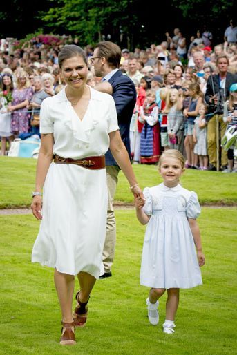 La future reine Victoria avec sa fille, la princesse Estelle, toutes les deux aussi jolies dans des robes claires