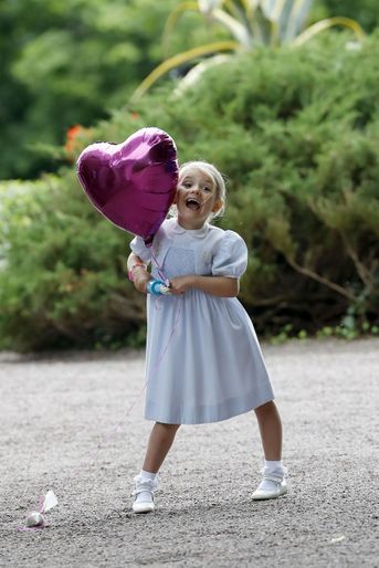 La petite princesse Estelle s&#039;amuse avec un ballon en forme de coeur pour les 39 ans de sa maman, la future reine Victoria