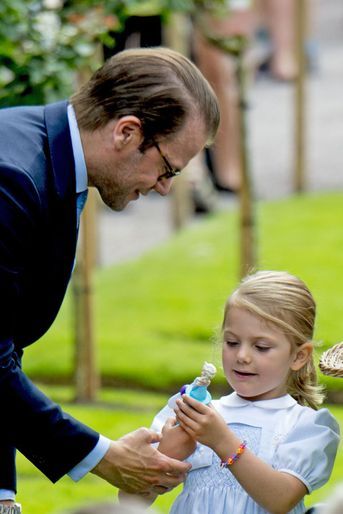 La princesse Estelle avec son papa, le prince Daniel de Suède