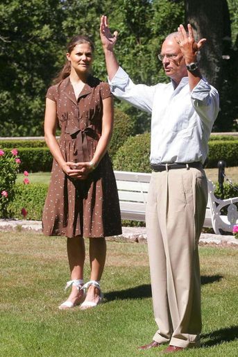 La princesse Victoria de Suède le jour de ses 29 ans avec le roi Carl XVI Gustaf, le 14 juillet 2006