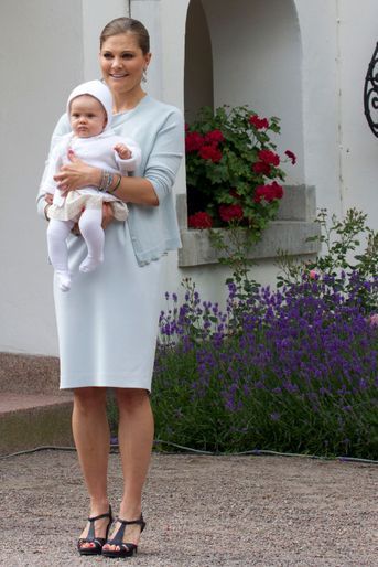La princesse Victoria de Suède le jour de ses 35 ans avec la princesse Estelle, le 14 juillet 2012