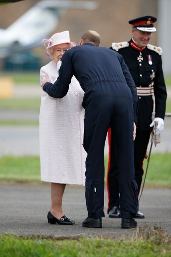 La reine Elizabeth II avec son petit-fils le prince William à Cambridge, le 13 juillet 2016