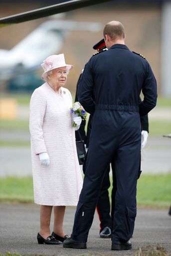 La reine Elizabeth II et son petit-fils le prince William à Cambridge, le 13 juillet 2016