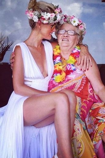 Laeticia Hallyday célébrant son anniversaire avec sa grand-mère