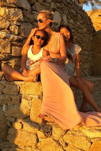 Laeticia Hallyday et ses deux filles en vacances à Mykonos