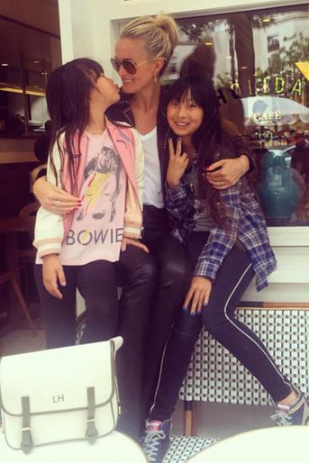 Laeticia Hallyday et ses deux filles prennent un café à Paris