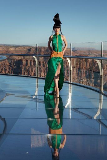 Au-dessus du Grand Canyon, en Arizona, en fourreau Nina Athanasiou.
