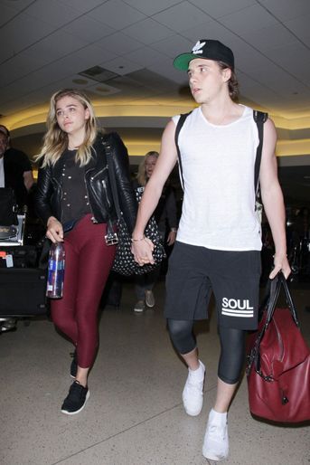 Chloë Grace Moretz et Brooklyn Beckham à l'aéroport de Los Angeles, 2016