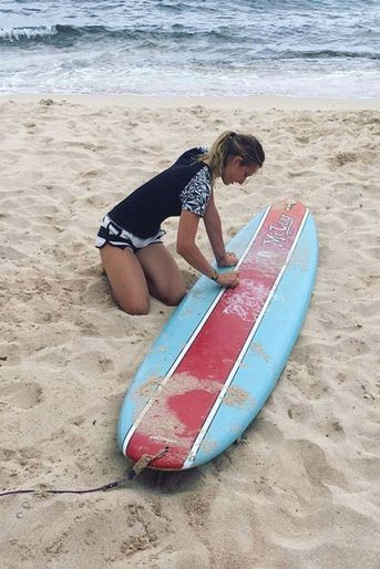 Ilona Smet fait du surf