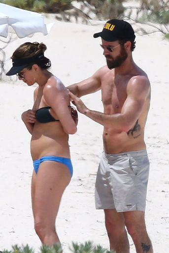 Justin Theroux met de la crème solaire à Jennifer Aniston