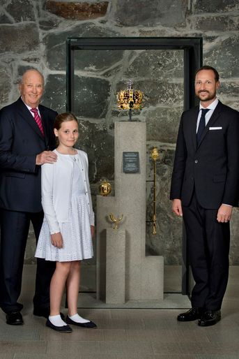 La Cour de Norvège a dévoilé ce jeudi 23 juin, jour du 25e anniversaire de son sacre, une nouvelle photo du roi Harald V avec ses deux héritiers<br />
, le prince Haakon et sa fille la princesse Ingrid Alexandra. 