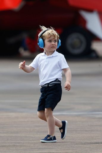 Sortie en famille pour Baby George ce vendredi 8 juillet. Accompagné de ses parents Kate et William, le petit prince est allé voir des avions et des hélicoptères<br />
 sur la base de la RAF à Fairford.