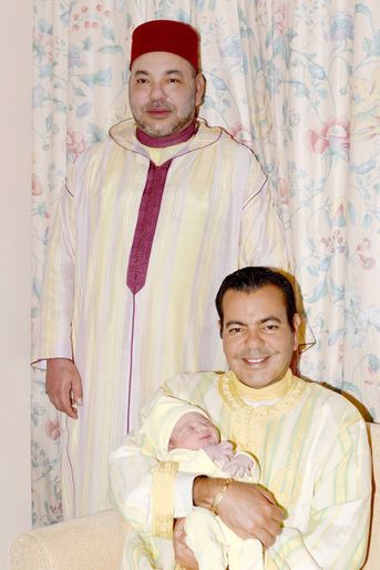 Dans les bras de son père Moulay Rachid, le petit Moulay Ahmed a pris la pose devant les photographes avec son oncle le roi Mohammed VI du Maroc<br />
 ce jeudi 23 juin, jour de sa naissance.