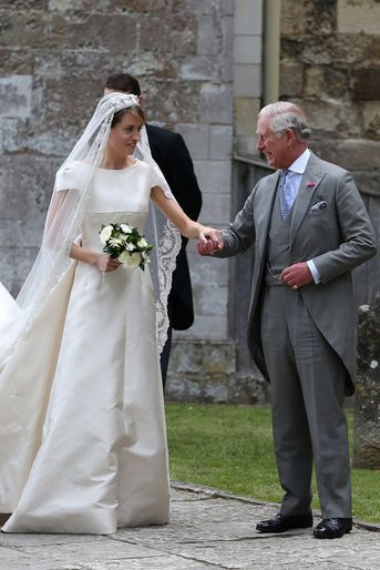 En attendant le mariage de son fils Harry, le prince Charles a joué les pères de substitution ce samedi 25 juin pour conduire Alexandra Knatchbull à l’autel<br />
, sous les yeux de la reine Elizabeth II.