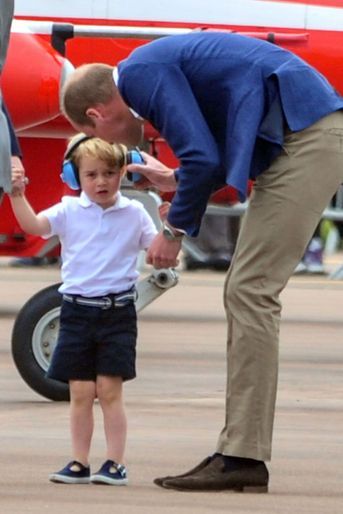 Le prince George visite une base aérienne militaire, ici avec son père, le prince William