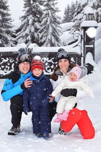 Le prince William avec son fils le prince George et sa fille la princesse Charlotte et Kate, en février 2016